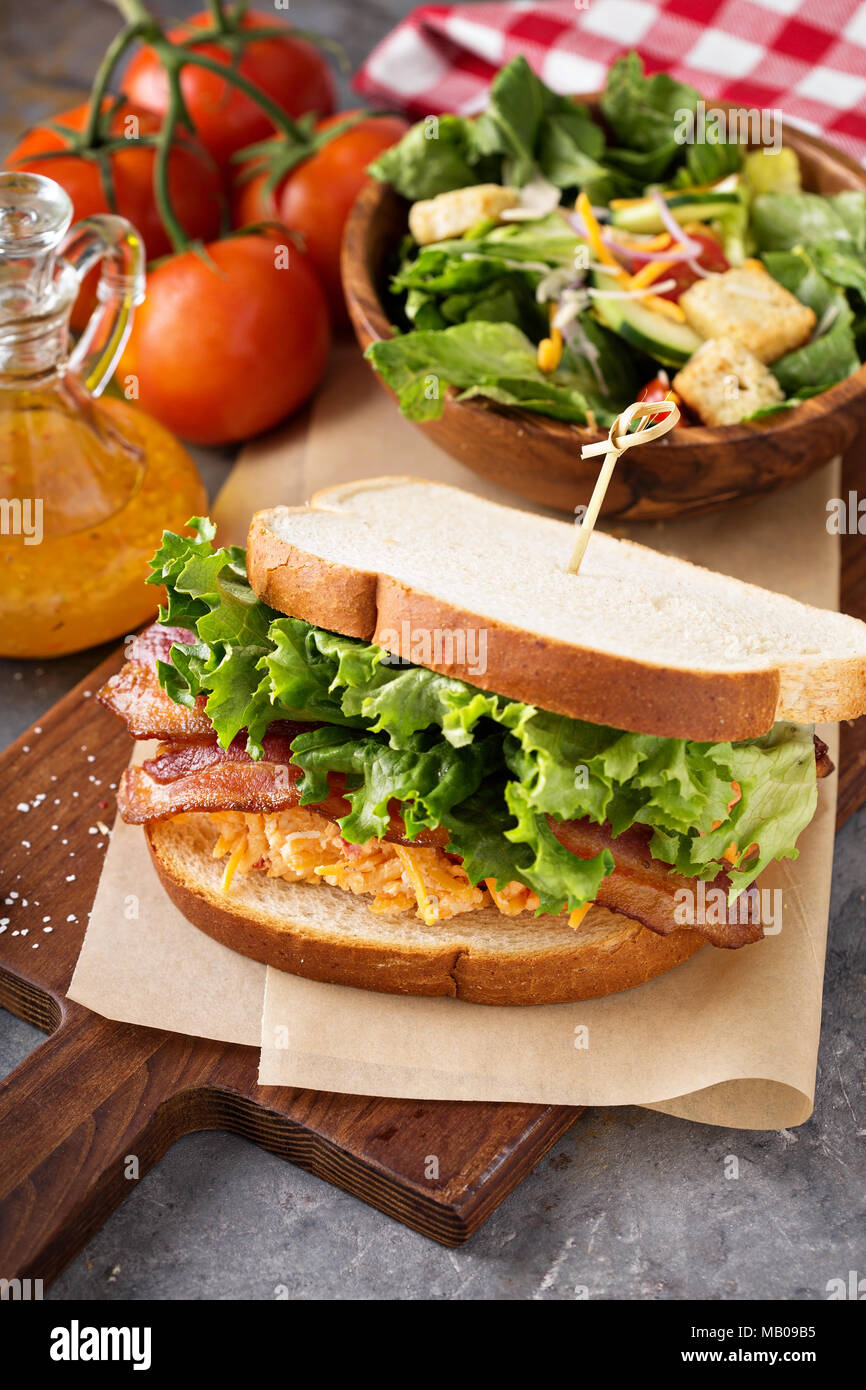 Pimento cheese sandwich au bacon et laitue Banque D'Images Pimento cheese sandwich au bacon et laitue Banque D'Images