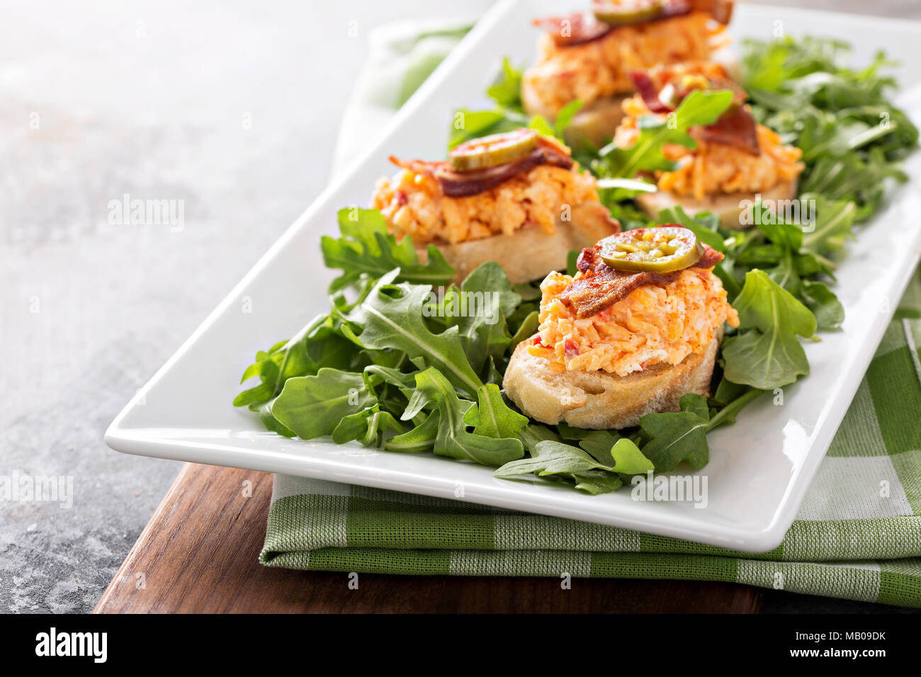 Pimento fromage bruschetta avec bacon et piment jalapeno Banque D'Images Pimento fromage bruschetta avec bacon et piment jalapeno Banque D'Images