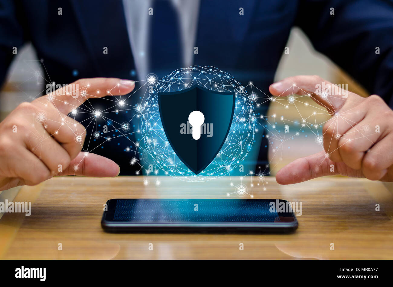 Maillage de la Terre planète Monde Hommes d'agiter les mains pour protéger l'information dans le cyberespace. Businessman holding shield protection protection lance une icône Banque D'Images