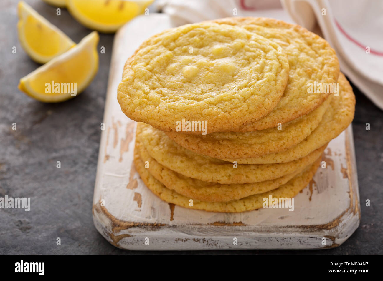 Avec les cookies citron chocolat blanc empilés sur une carte Banque D'Images