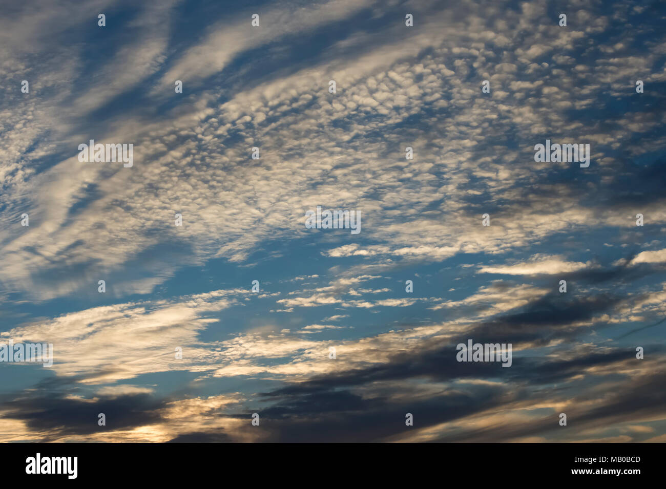 Ciel bleu profond avec plein de couches de nuage blanc Banque D'Images