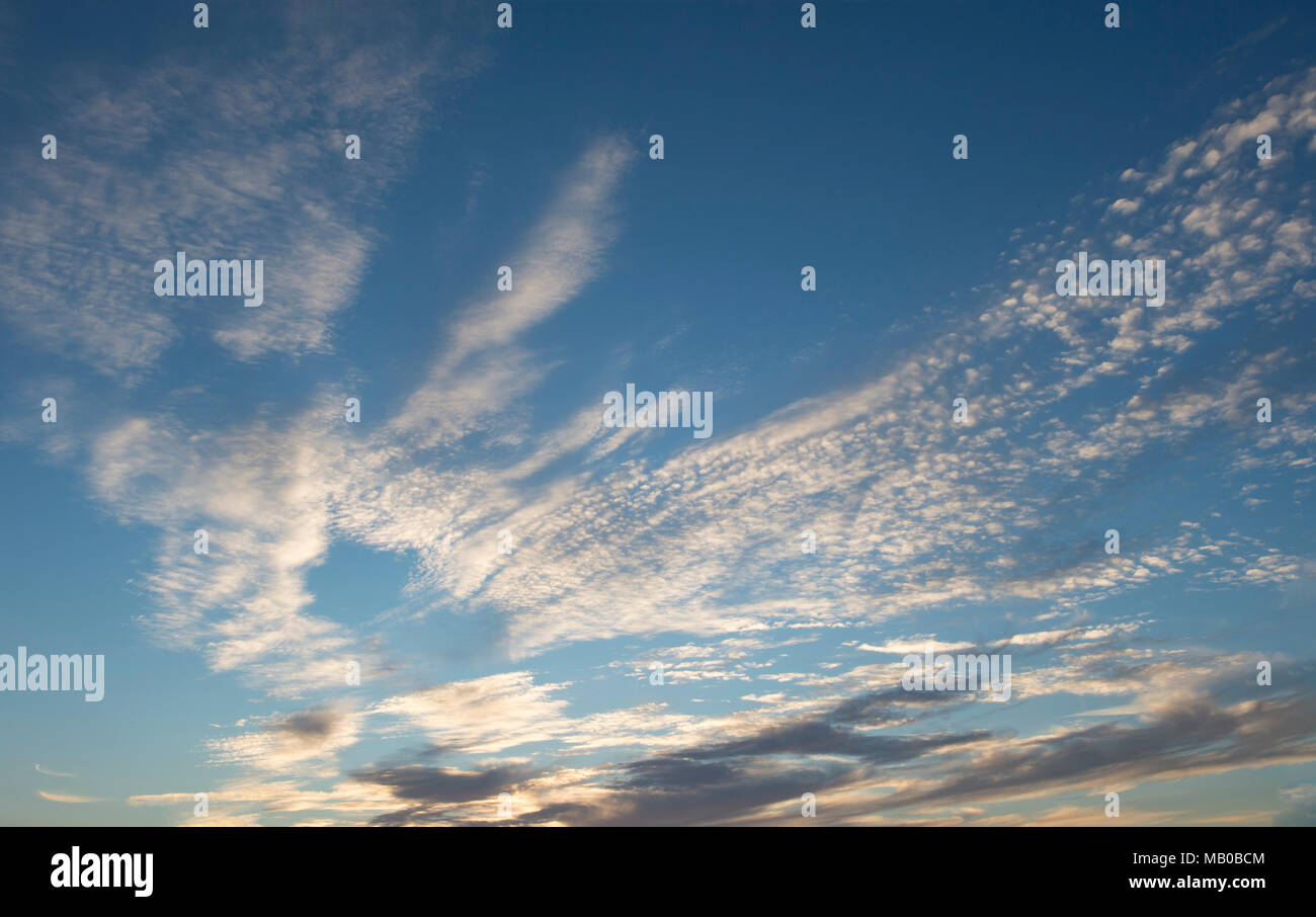 Ciel bleu profond avec plein de couches de nuage blanc Banque D'Images