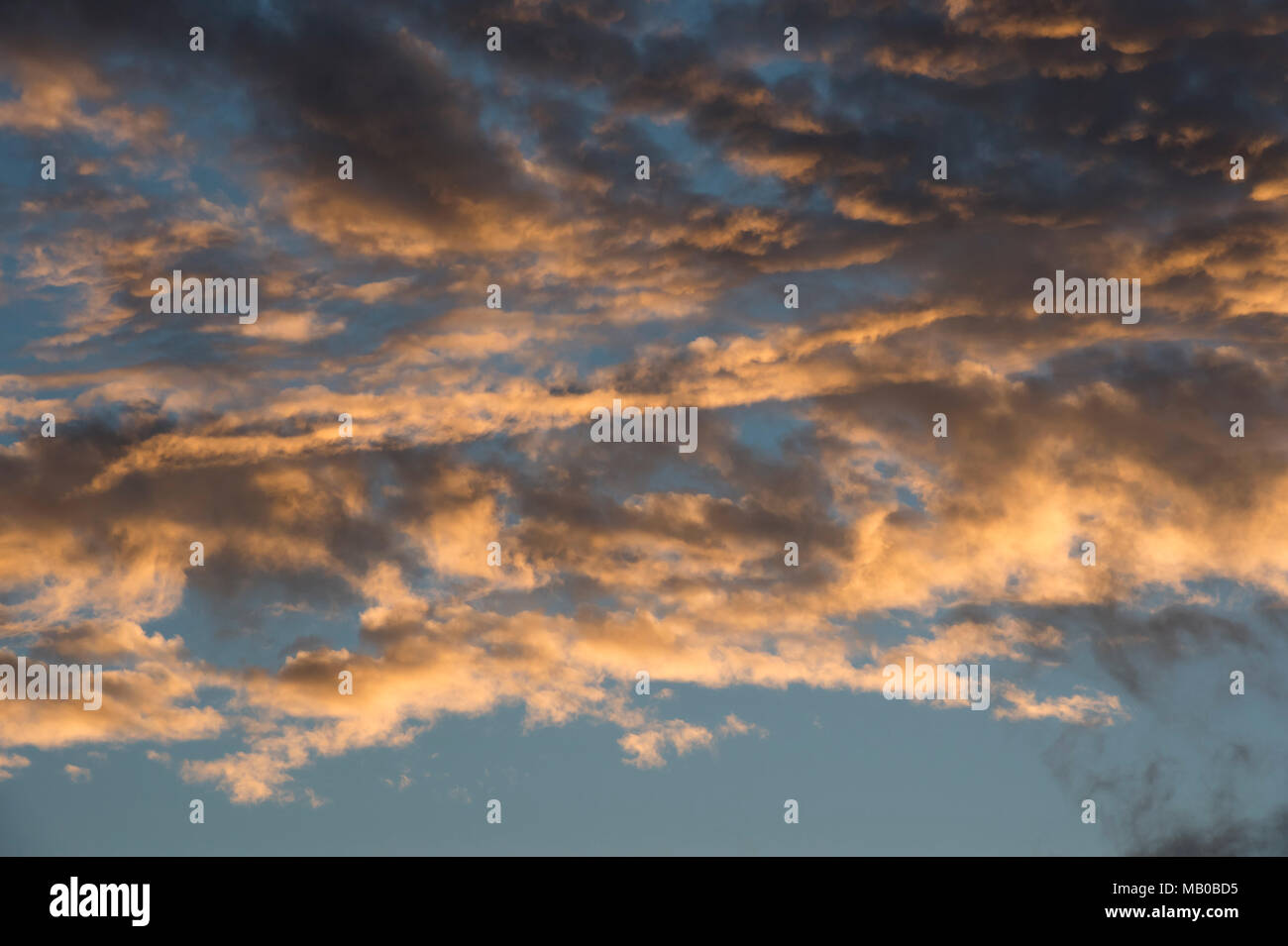 Ciel bleu profond avec plein de couches de nuage blanc et noir Banque D'Images