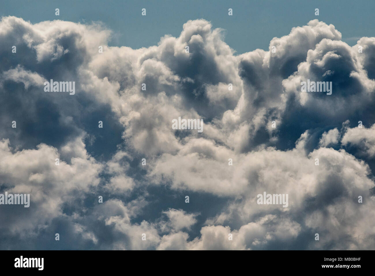 Ciel bleu profond, avec blanc et gris nuage moelleux Banque D'Images