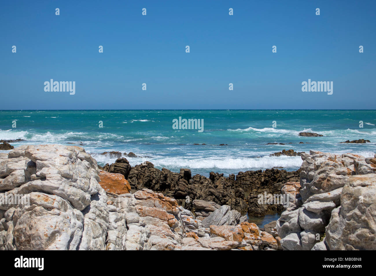 Belle journée ensoleillée à la plage en Afrique du Sud. Cape Town les plages sont superbes et ont le plus étonnant, l'eau aussi bleue que même mal aux yeux ! Banque D'Images