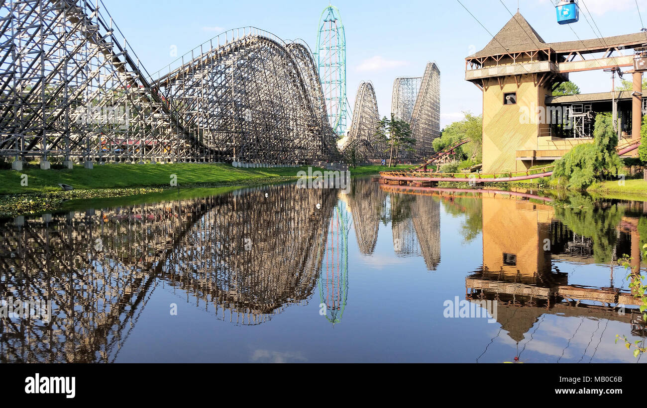 Une vue d'El Toro avec Kingda Ka dans l'arrière-plan au parc Six Flags près de New York Banque D'Images