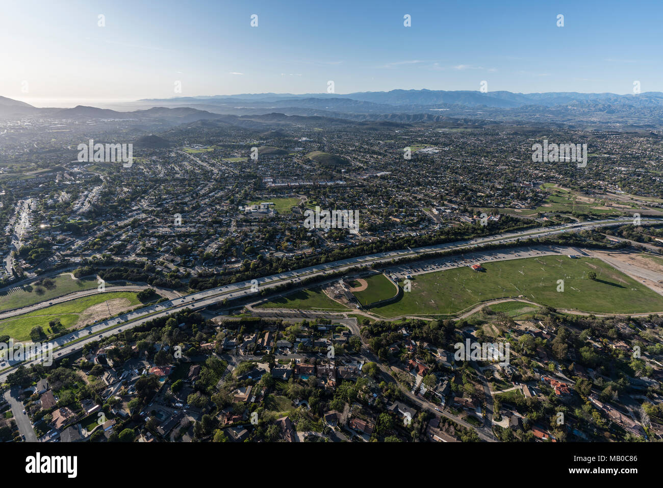 Vue aérienne de route 23 Freeway, terrains de sport et des maisons, près de Los Angeles dans la banlieue de Thousand Oaks, en Californie. Banque D'Images