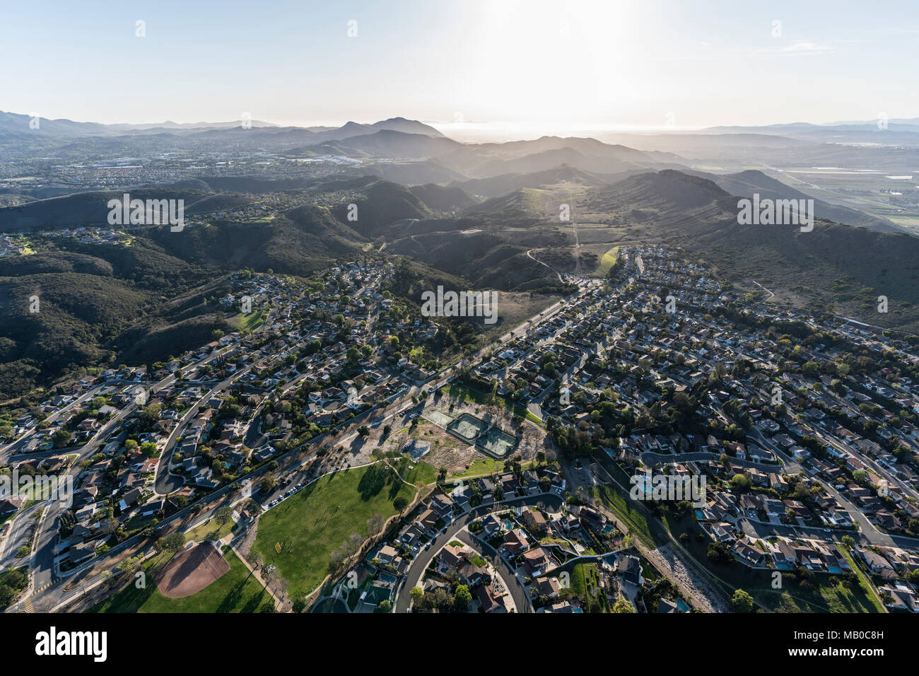 Vue aérienne de Lynn Ranch de voisinage et Wildwood Regional Park dans la banlieue de Thousand Oaks, en Californie. Banque D'Images