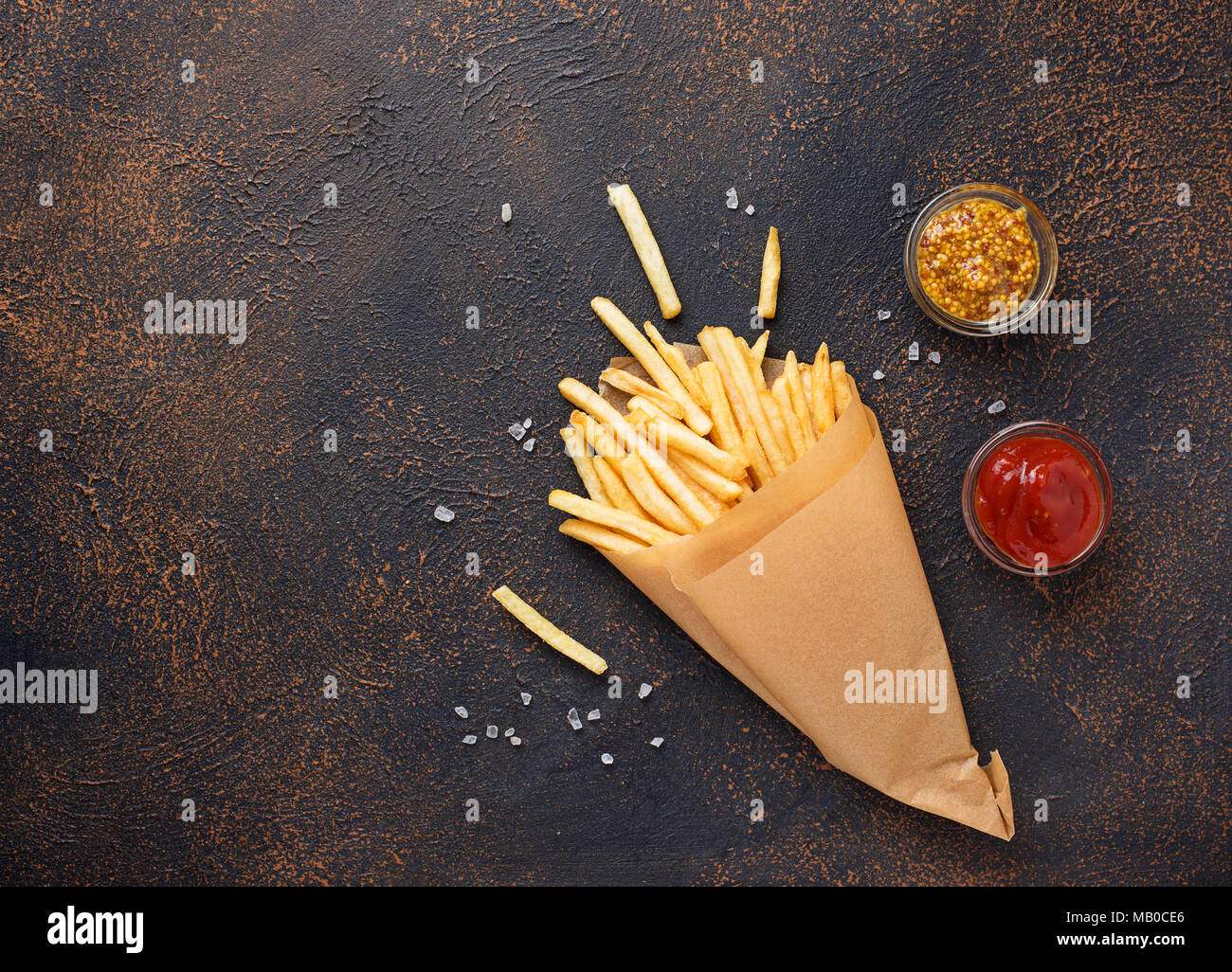 Frites dans un sac en papier avec des sauces. Vue d'en haut Banque D'Images