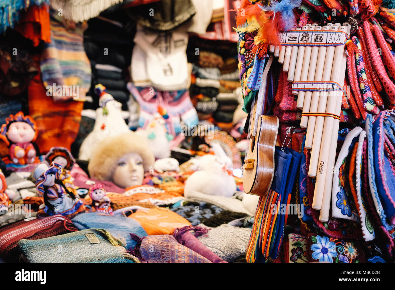 Une flûte de pan et d'autres souvenirs artisanaux au marché de San Pedro de Cusco, Pérou. Banque D'Images