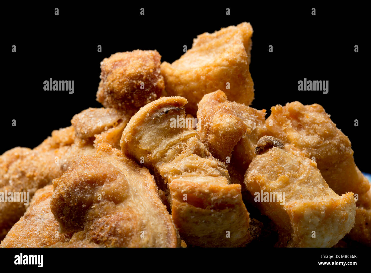 Un paquet de grattements de porc acheté dans un supermarché. UK Banque D'Images