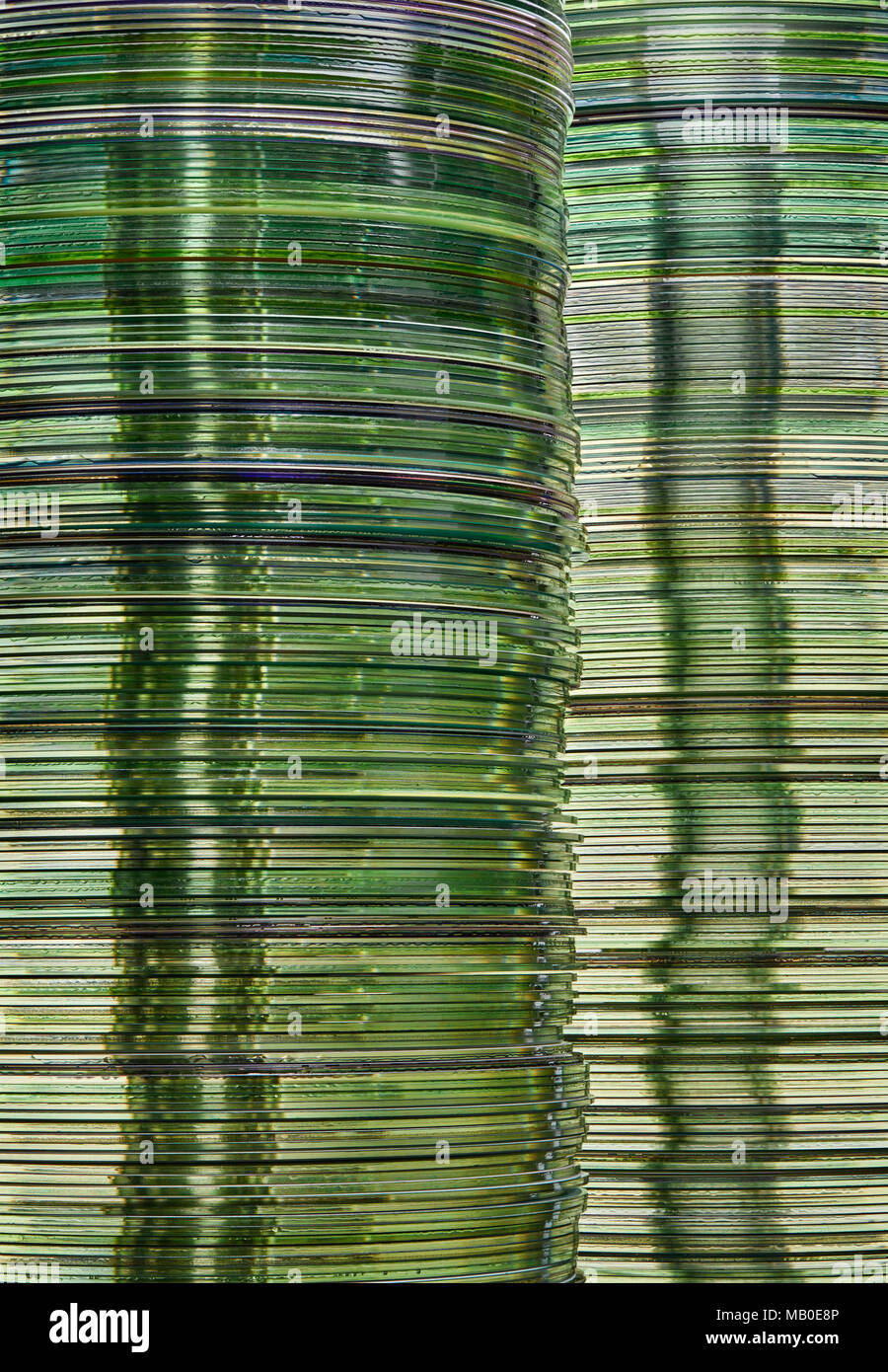 Des piles d'or vert translucide LECTEUR DVD ET CD des disques de stockage de l'ordinateur créer technologie contexte conceptuel de données Banque D'Images
