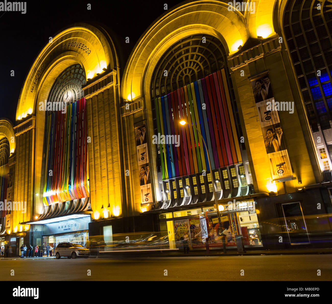 BUENOS AIRES, ARGENTINE - 20 SEPTEMBRE : un fort trafic sur la rue Corrientes par nuit. La façade de l'immeuble Abasto de Buenos Aires, Argentine Banque D'Images