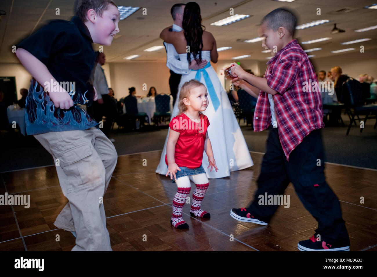 Deux garçons et une petite fille danser à réception de mariage partie avec les mariés Banque D'Images