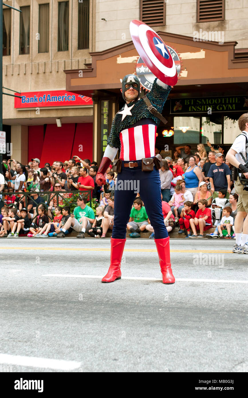 Super héros Captain America lève son bouclier pour saluer la foule lors de la parade annuelle de Dragon Con le 31 août 2013 à Atlanta, GA. Banque D'Images