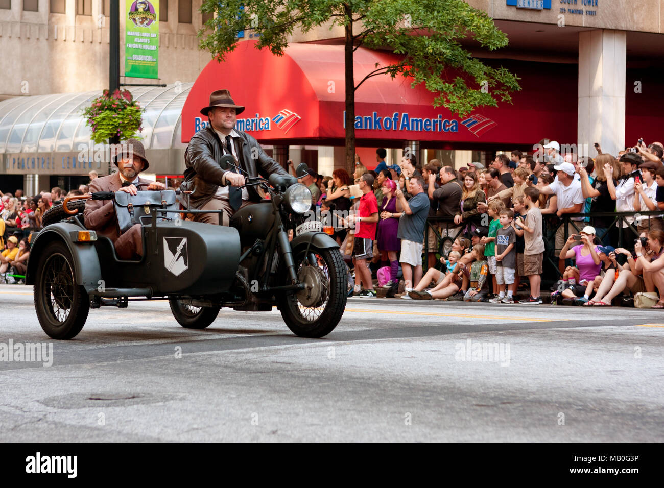 Deux hommes habillés comme des personnages de l'Indiana Jones les films, la moto dans le dragon Parade annuelle con le 31 août 2013 à Atlanta, GA. Banque D'Images