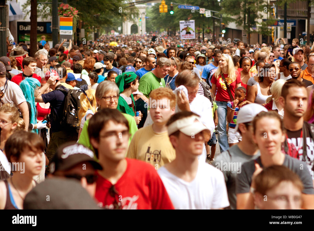 Atlanta, GA, USA - 31 août 2013 : Des milliers de spectateurs remplir Peachtree Street à la suite de l'Assemblée Con Dragon parade. Banque D'Images