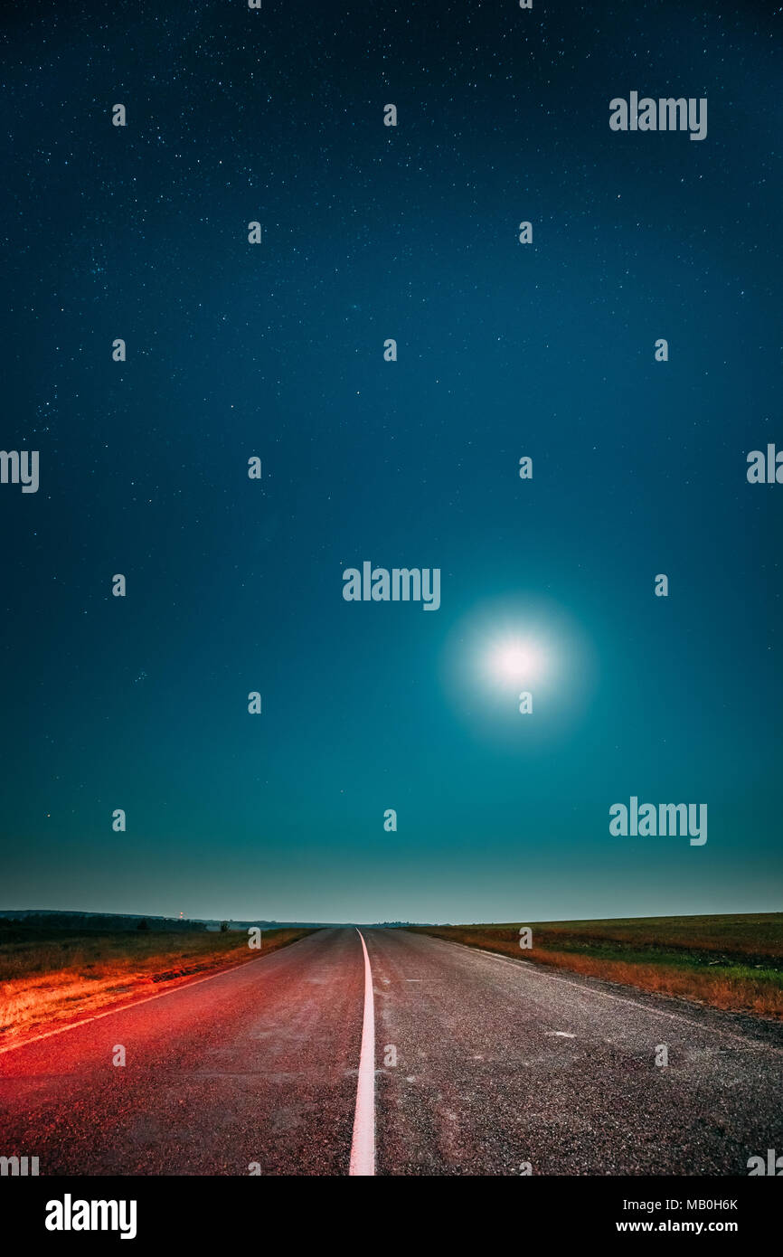 Nuit Bleu Ciel étoilé Avec La Lune Au Dessus De Pays Route