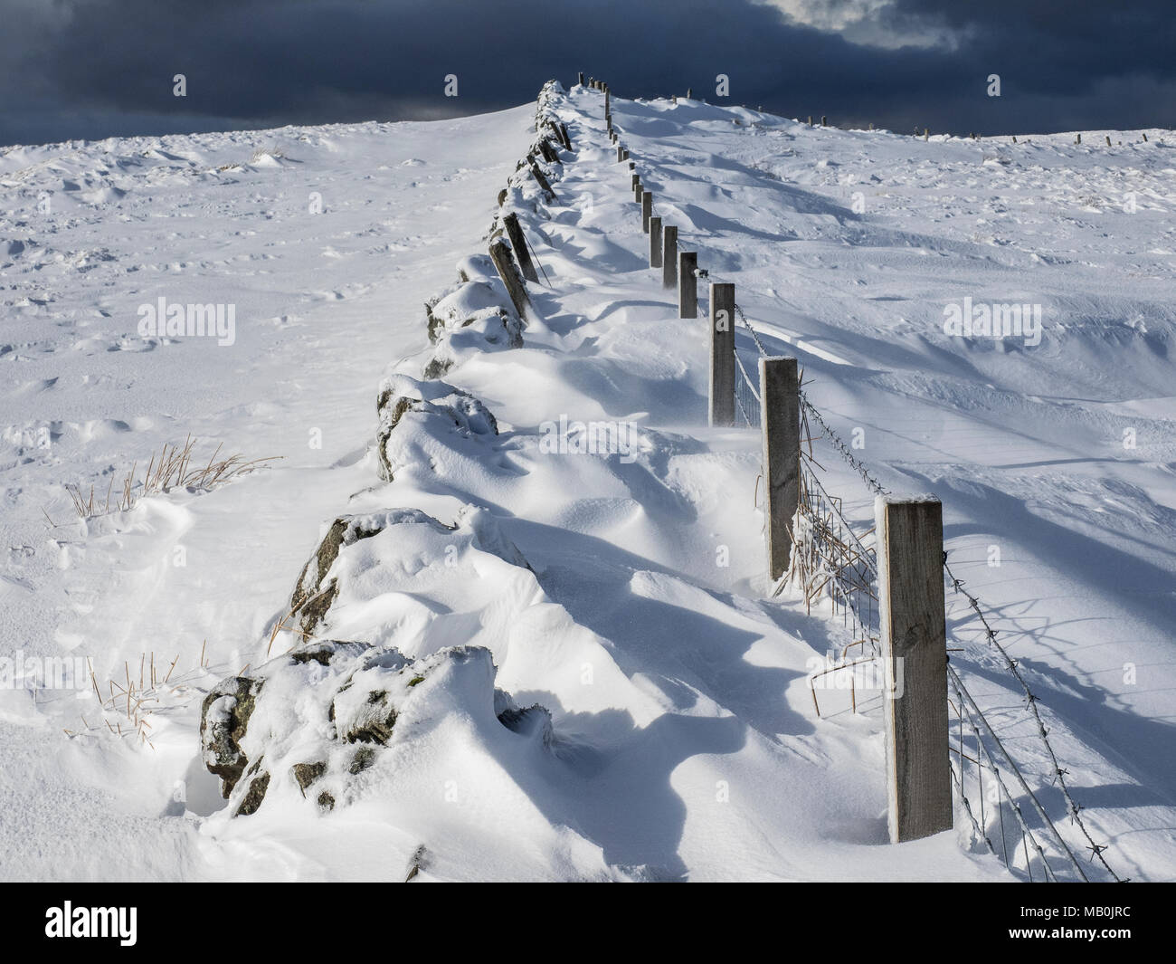 Les amoncellements de neige sur les collines au-dessus de Glasgow sur un jour de tempête Banque D'Images