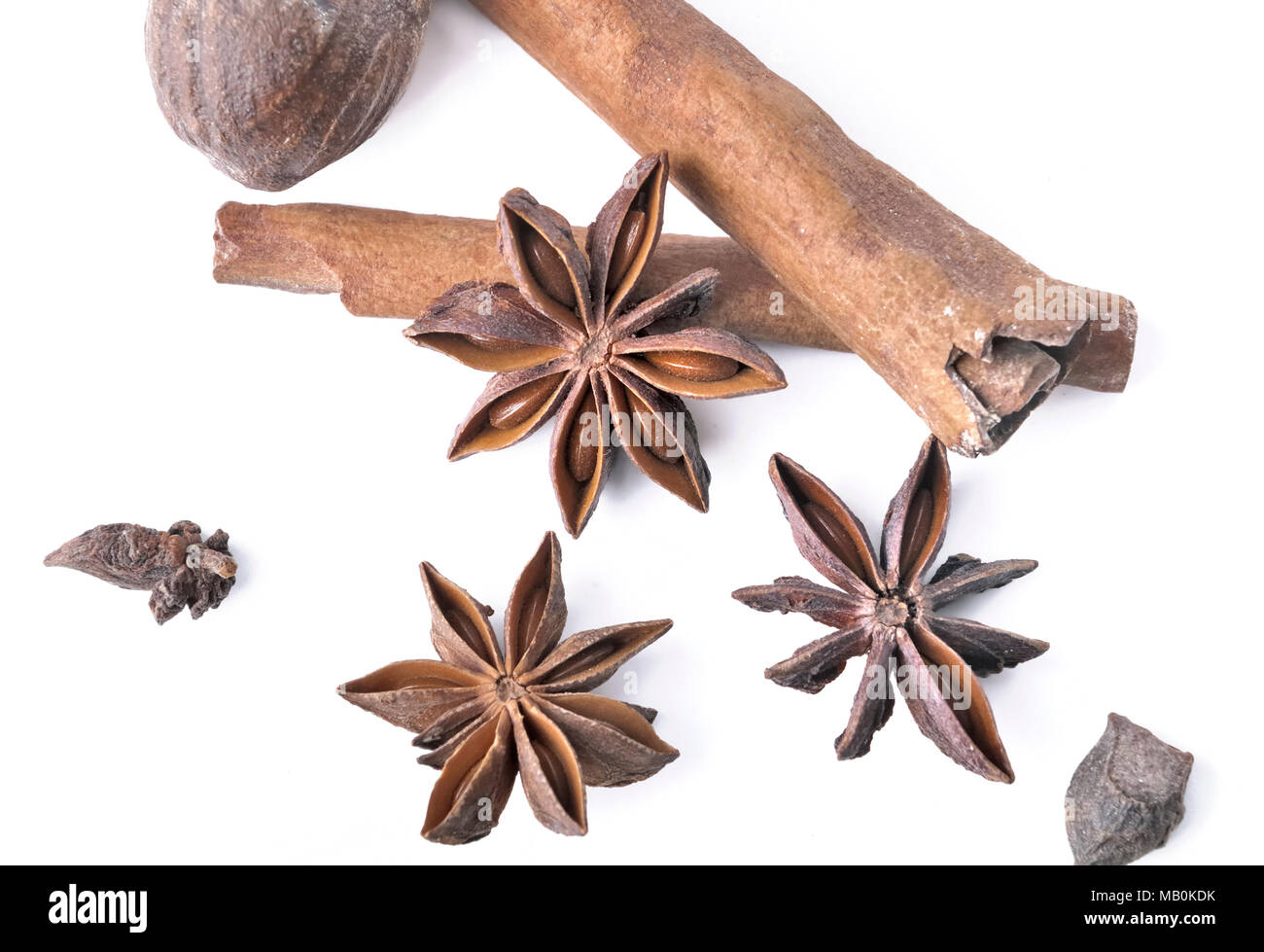 En forme d'étoile d'anis, la cannelle et la muscade sur fond blanc Banque D'Images