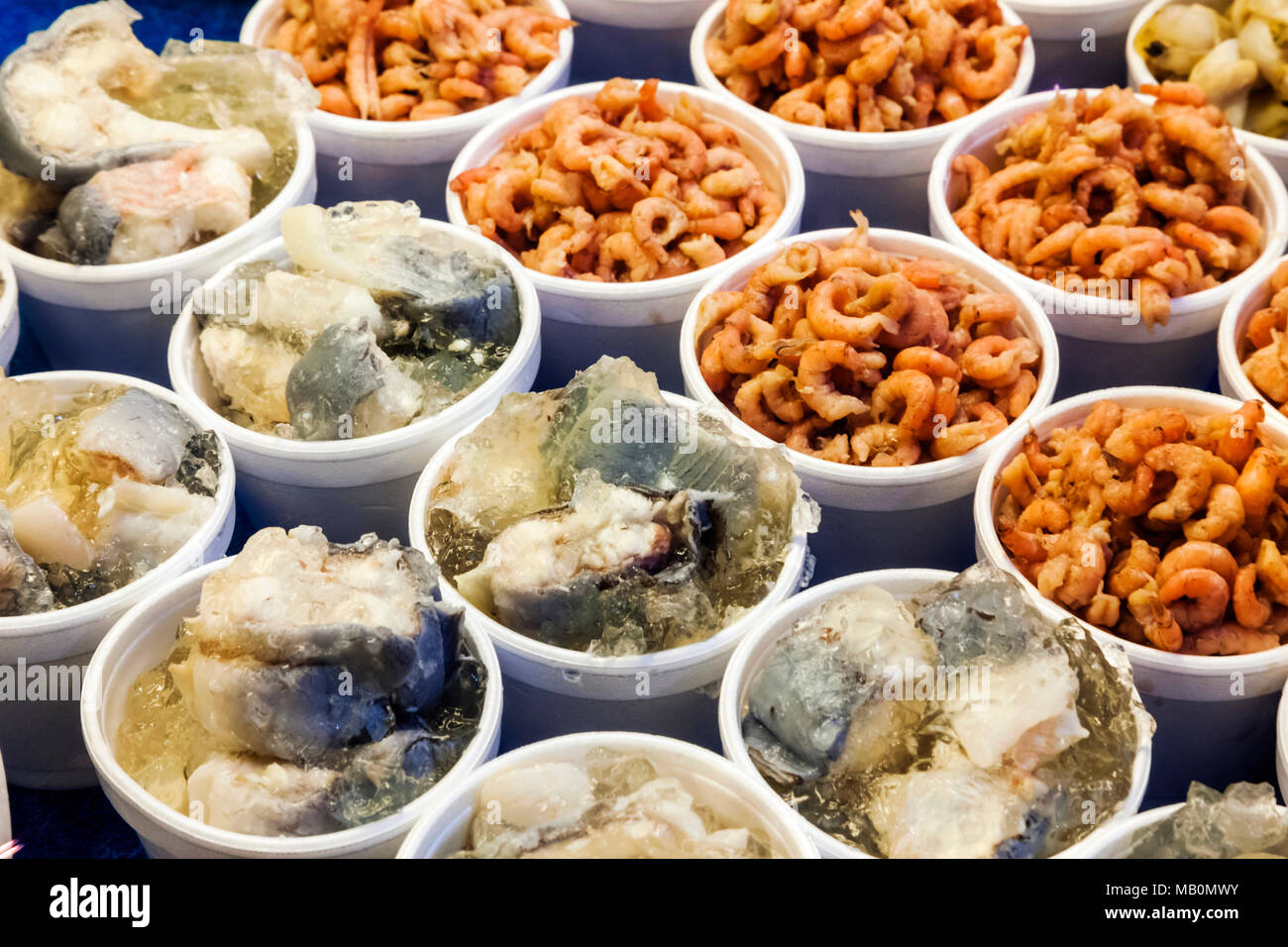 L'Angleterre, Londres, Southwark, Borough Market, fruits de mer, de blocage de l'affichage et l'anguille en gelée de crevettes en Pot Banque D'Images