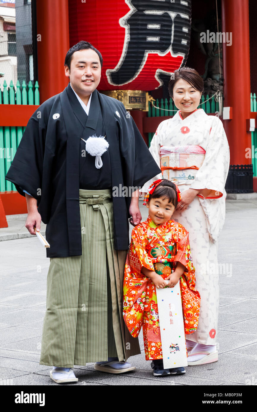 Family in traditional kimono for shichi go san seven Banque de  photographies et d'images à haute résolution - Alamy