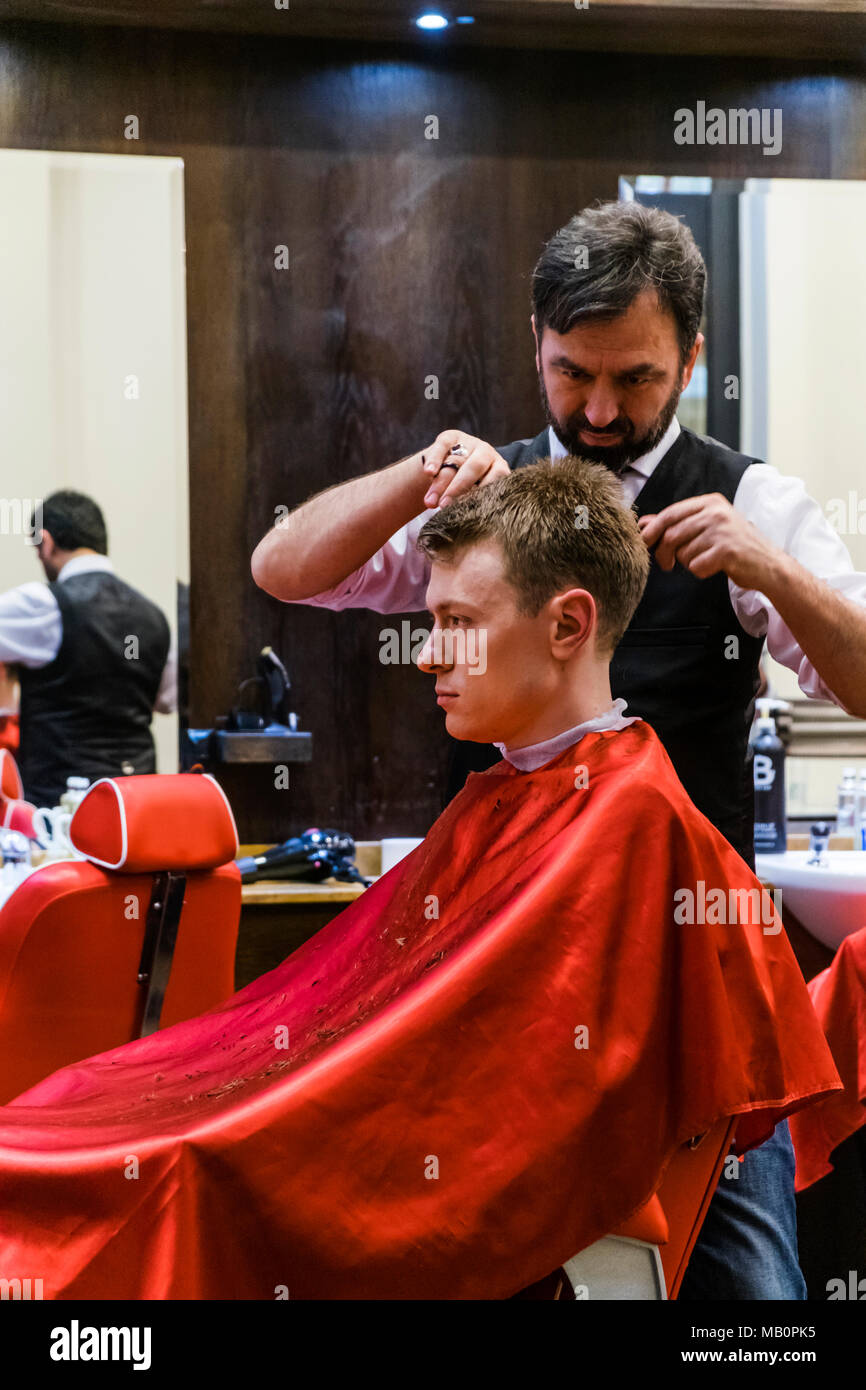 L Angleterre Londres La Ville Le Salon De Coiffure Pour Hommes Photo Stock Alamy