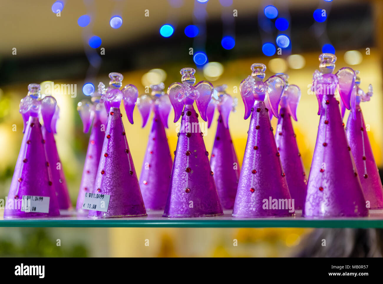 Ta' Qali Crafts Village / Malte, 21 février 2015 - Vue de l'une vitrine : Anges en verre, 10 euros chacun. Banque D'Images