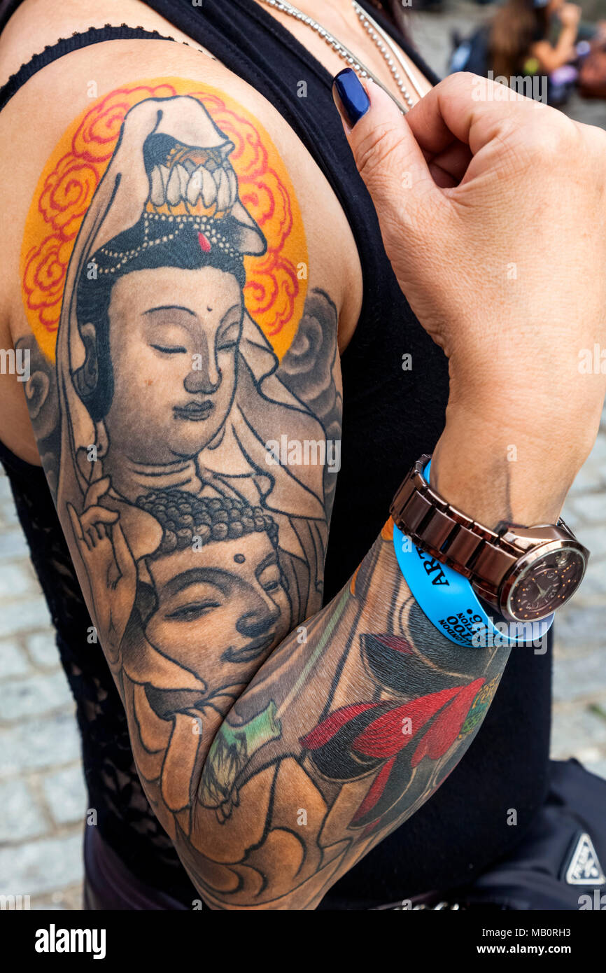 Buddha tattoo Banque de photographies et d'images à haute résolution - Alamy