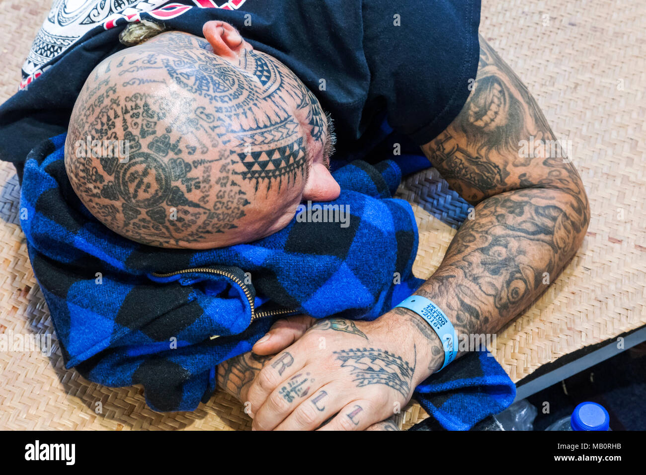 Femme Tatouée De La Tete Au Pied Tête tatouée Banque de photographies et d'images à haute résolution - Alamy