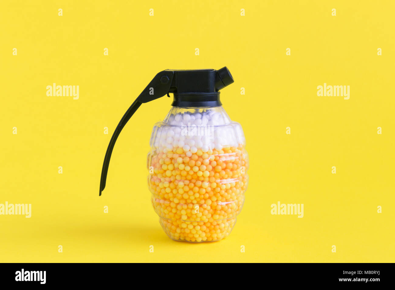 Grenade à main bombe jouet plein de balles de mousse en forme de bière et  un minimum de mousse concept créatif Photo Stock - Alamy