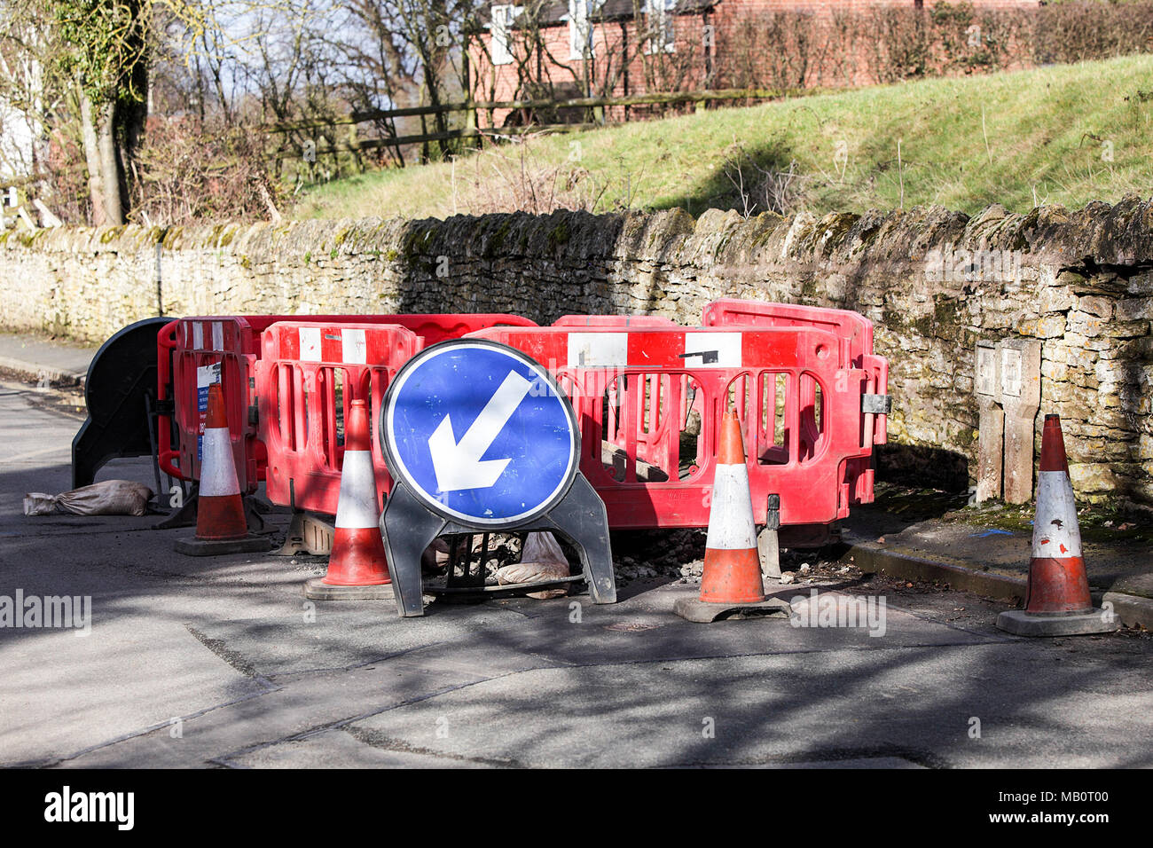 La signalisation des travaux routiers liés à la santé et la sécurité, vue ici en Acton Burnell, Shrewsbury, en Angleterre. Banque D'Images