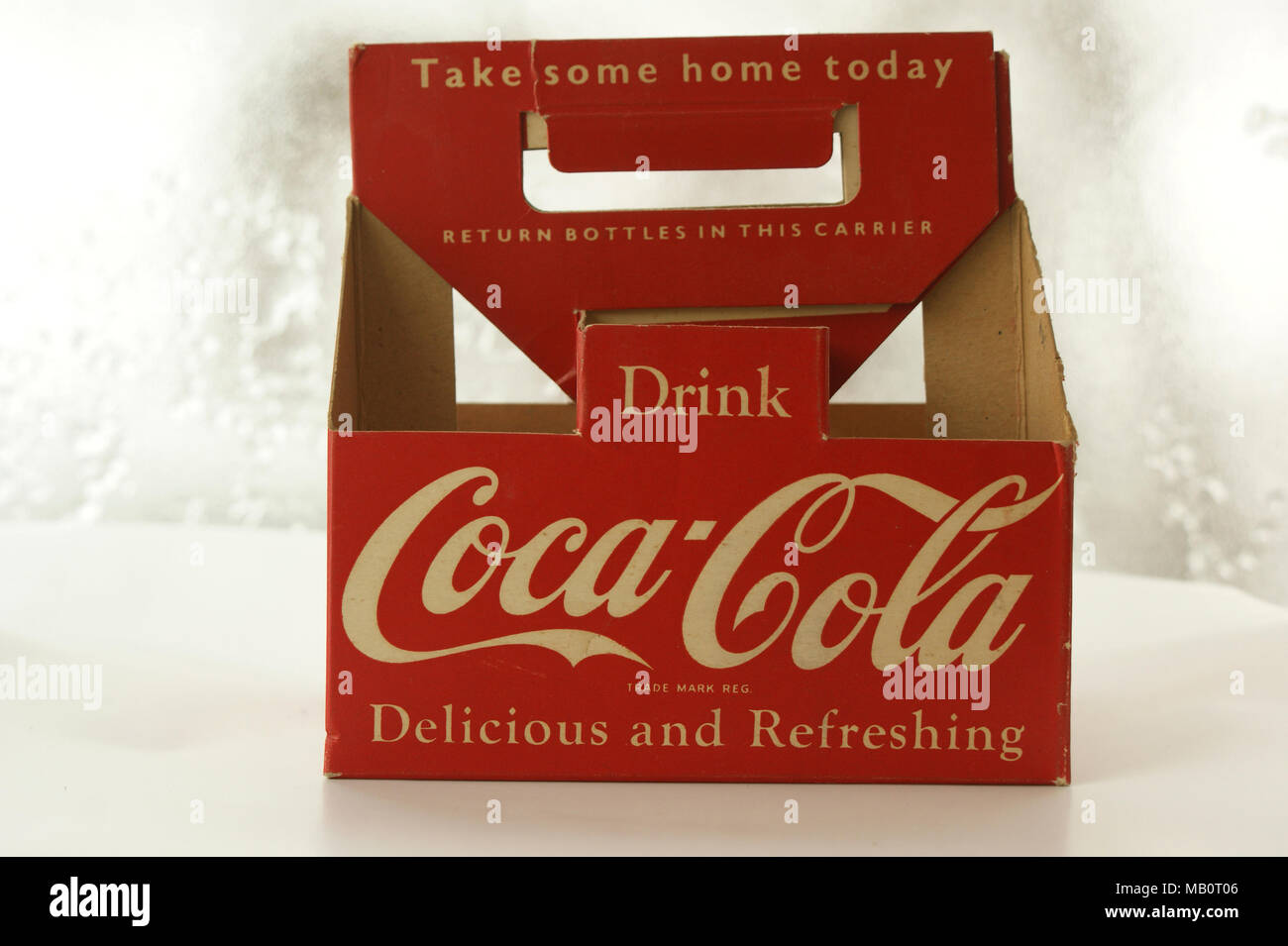 Carton Coca Cola transportant titulaire d'années 60, conçu pour maintenir  six petites bouteilles. Ces valeurs ont été utilisées pour recycler les  bouteilles de verre, qui avait une caution à payer sur eux