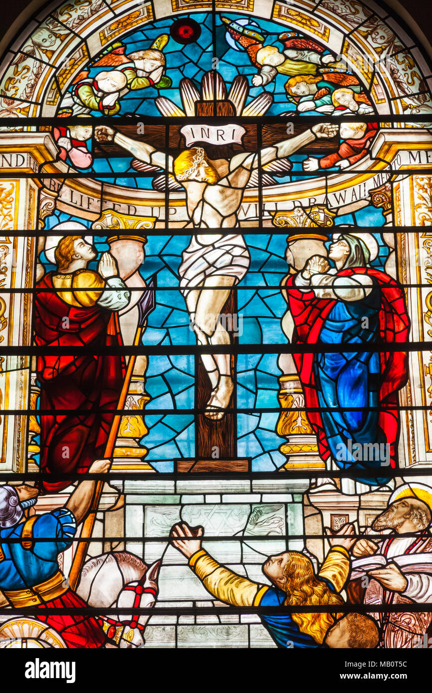 L'Angleterre, Londres, la ville, l'église de St Botolph-sans-évêque gate, vitrail représentant le Christ sur la croix Banque D'Images