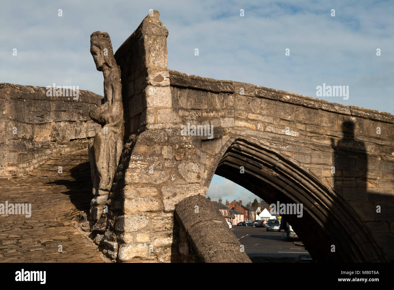 Crowland Trinity Bridge, Lincolnshire. Sculpture médiévale du Roi Ethelbald ou Æthelbald Roi de MERCIE. À l'origine sur l'abbaye mais est tombée il y a longtemps et repositionné sur le célèbre pont. HOMER SYKES Banque D'Images