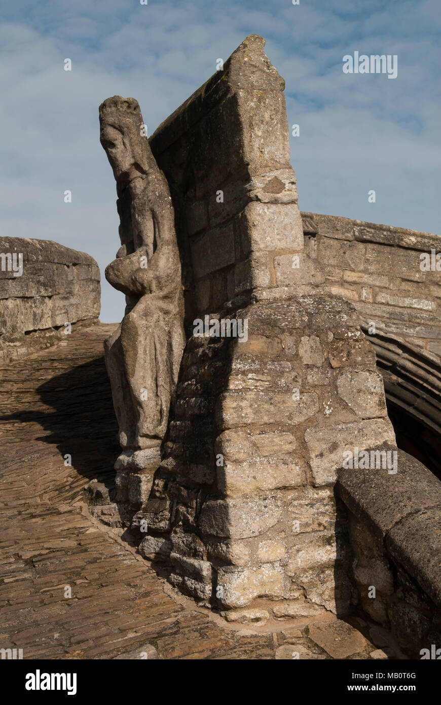 Crowland Trinity Bridge, Lincolnshire. Sculpture médiévale du Roi Ethelbald ou Æthelbald Roi de MERCIE. À l'origine sur l'abbaye mais est tombée il y a longtemps et repositionné sur le célèbre pont. HOMER SYKES Banque D'Images