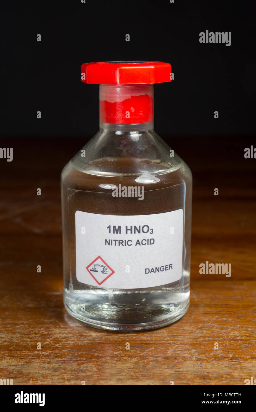 Une bouteille d'une molaire (1M) de l'acide nitrique (HNO3), tel qu'utilisé dans une école secondaire au Royaume-Uni, Londres, Royaume-Uni. Banque D'Images