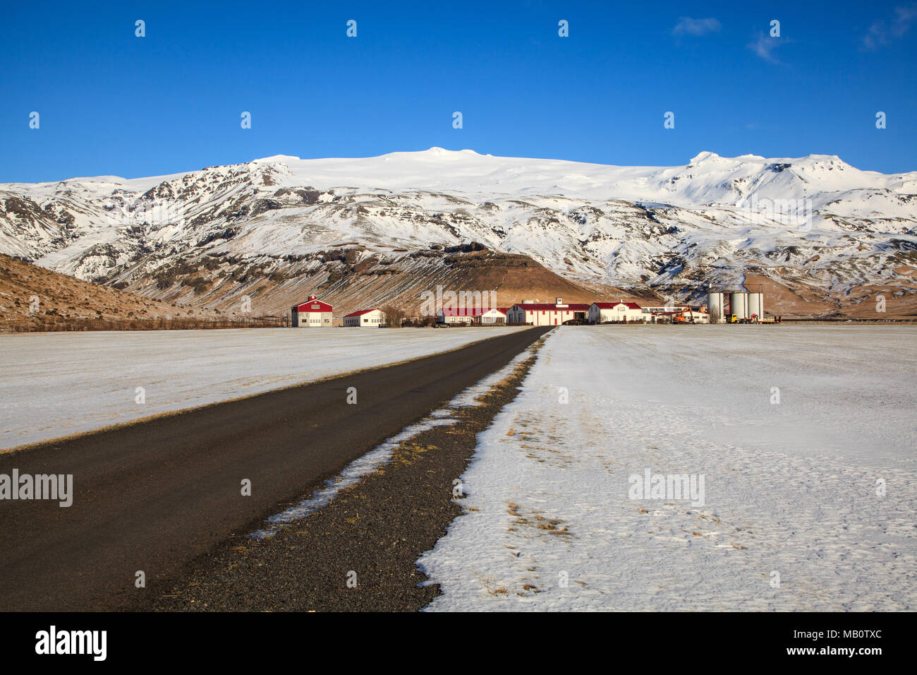 Des fermes, des montagnes, de l'Europe, le glacier Eyjafjallajökull, Gestastofa,, maisons, Island, paysages, neige, rue, volcan, l'île volcan, hiver Banque D'Images