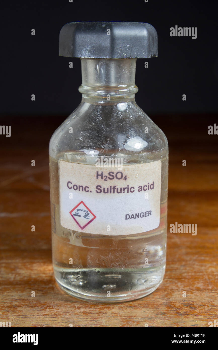Une bouteille d'acide sulfurique concentré ou de l'acide sulfurique utilisé  dans une école secondaire au Royaume-Uni, Londres, Royaume-Uni Photo Stock  - Alamy
