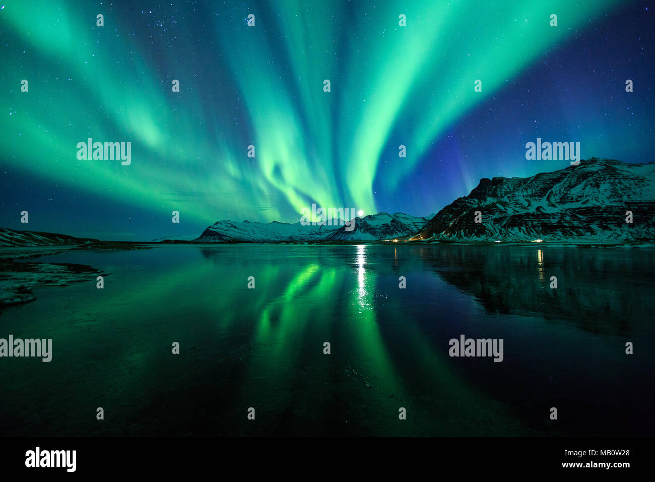 Aurora Borealis, montagnes, Europe, ciel, paysages de l'île, d'apparence, apparence de lumière, nuit, lumière du nord, lumière polaire, le lac, la réflexion, le volcan isl Banque D'Images