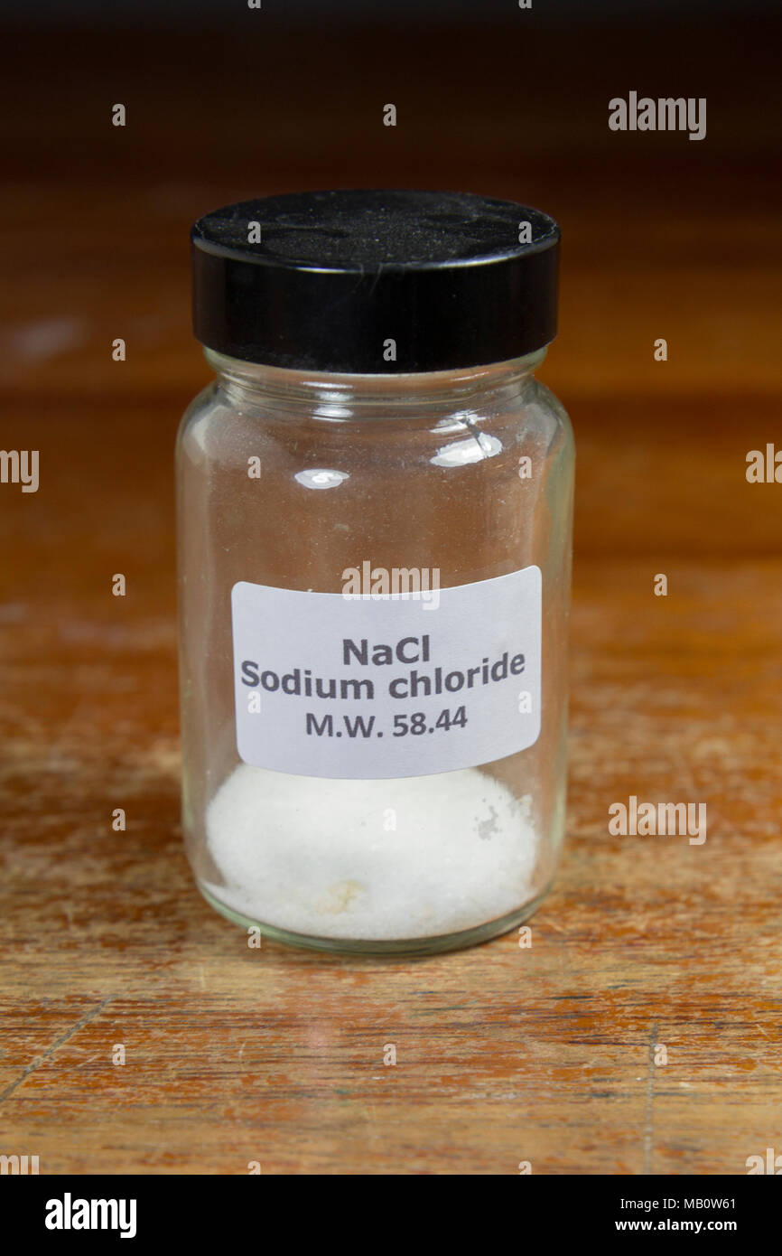 Un pot de chlorure de sodium (NaCl) tel qu'utilisé dans une école secondaire au Royaume-Uni, Londres, Royaume-Uni. Banque D'Images