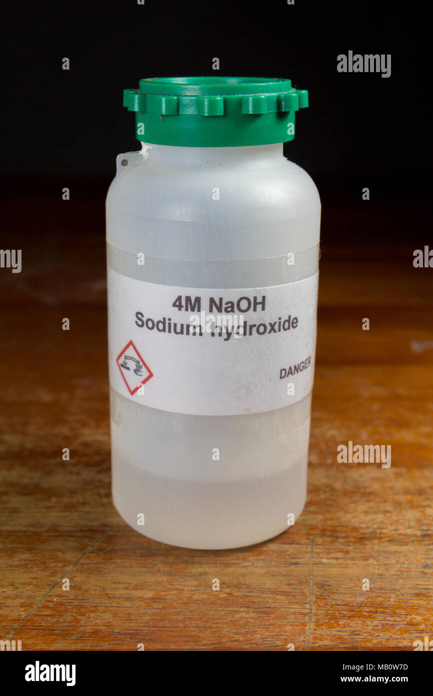 Une bouteille de molaire quatre 4M d'hydroxyde de sodium (NaOH) tel qu'utilisé dans une école secondaire au Royaume-Uni, Londres, Royaume-Uni. Banque D'Images