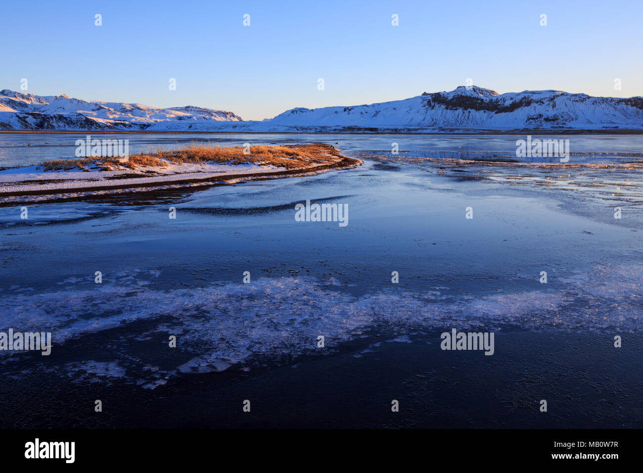 Montagnes, la glace, l'Europe, l'activité, des paysages, de la lumière de l'humeur, l'humeur du Matin, lac, le lever du soleil, de la réflexion, de l'île volcan, l'eau, l'hiver Banque D'Images