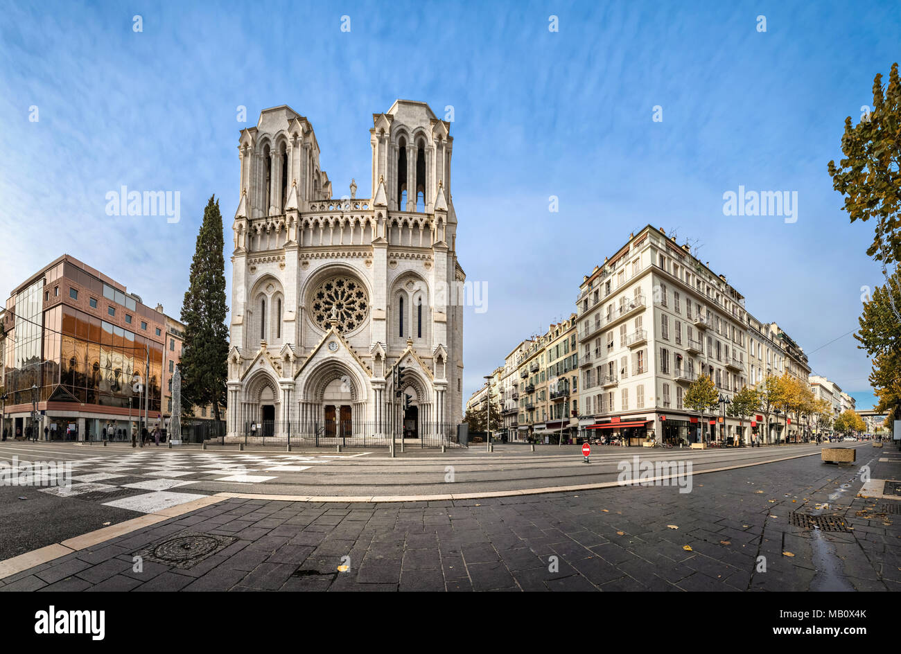 Vue panoramique de la Basilique de Notre Dame de l'assomption situé sur l'Avenue Jean Medecin à Nice, France Banque D'Images