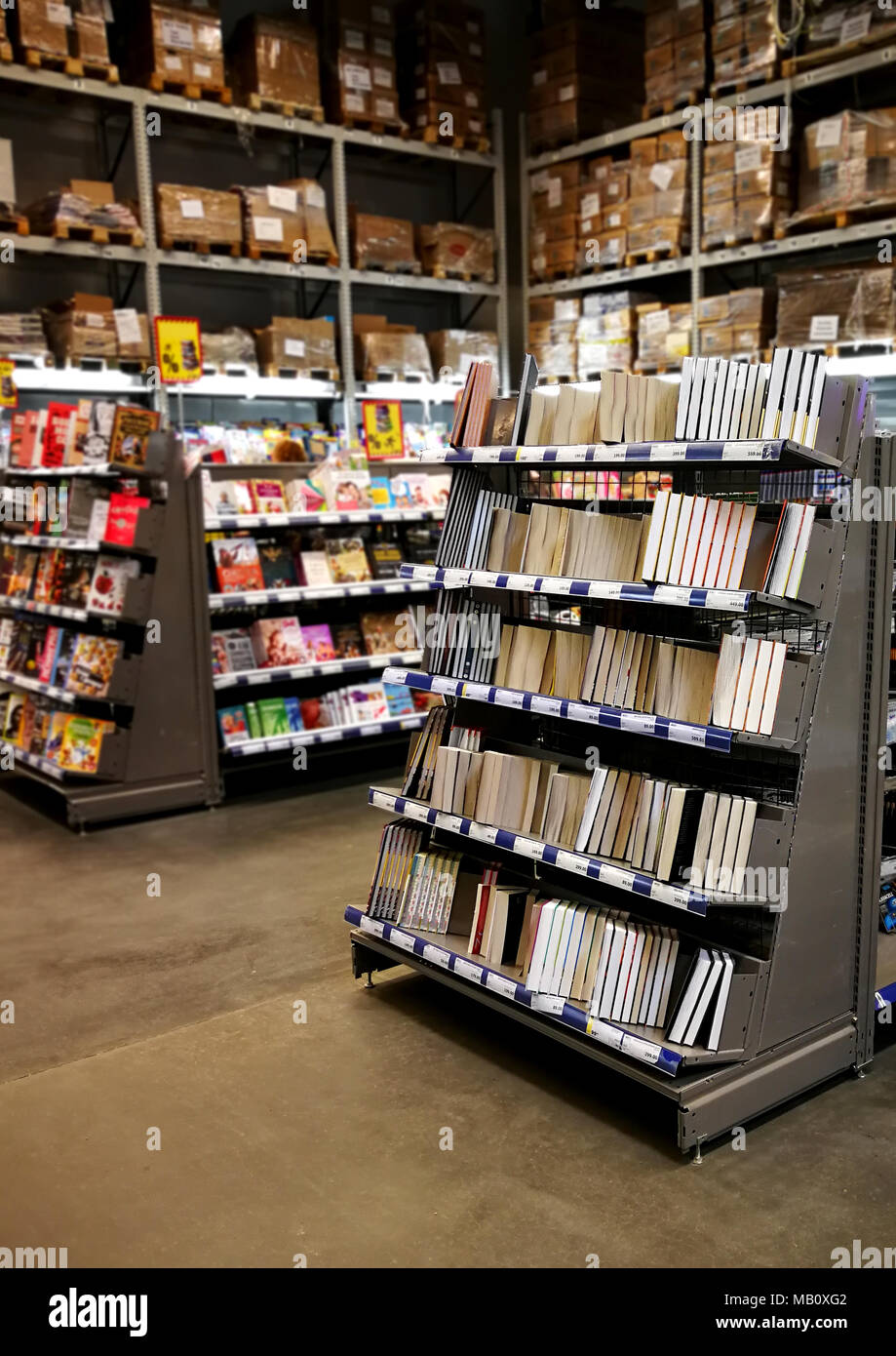 Mettre en valeur des livres et magazines dans le magasin avec une variété de produits. Banque D'Images