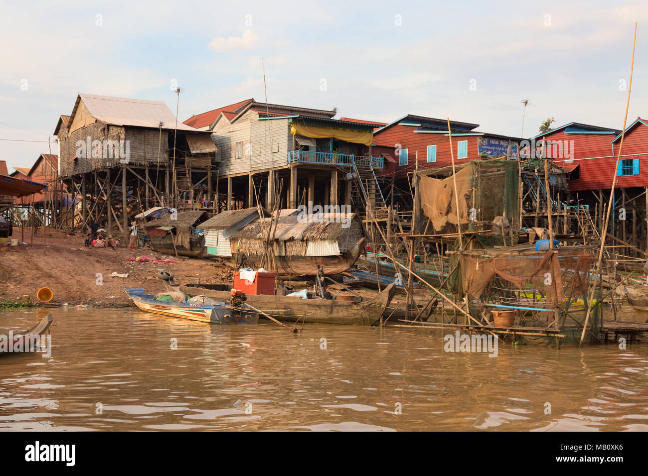 Bateaux amarrés par des maisons sur pilotis dans un village sur pilotis, Kampong Khleang, Tonle Sap lac intérieur, le Cambodge, l'Asie Banque D'Images