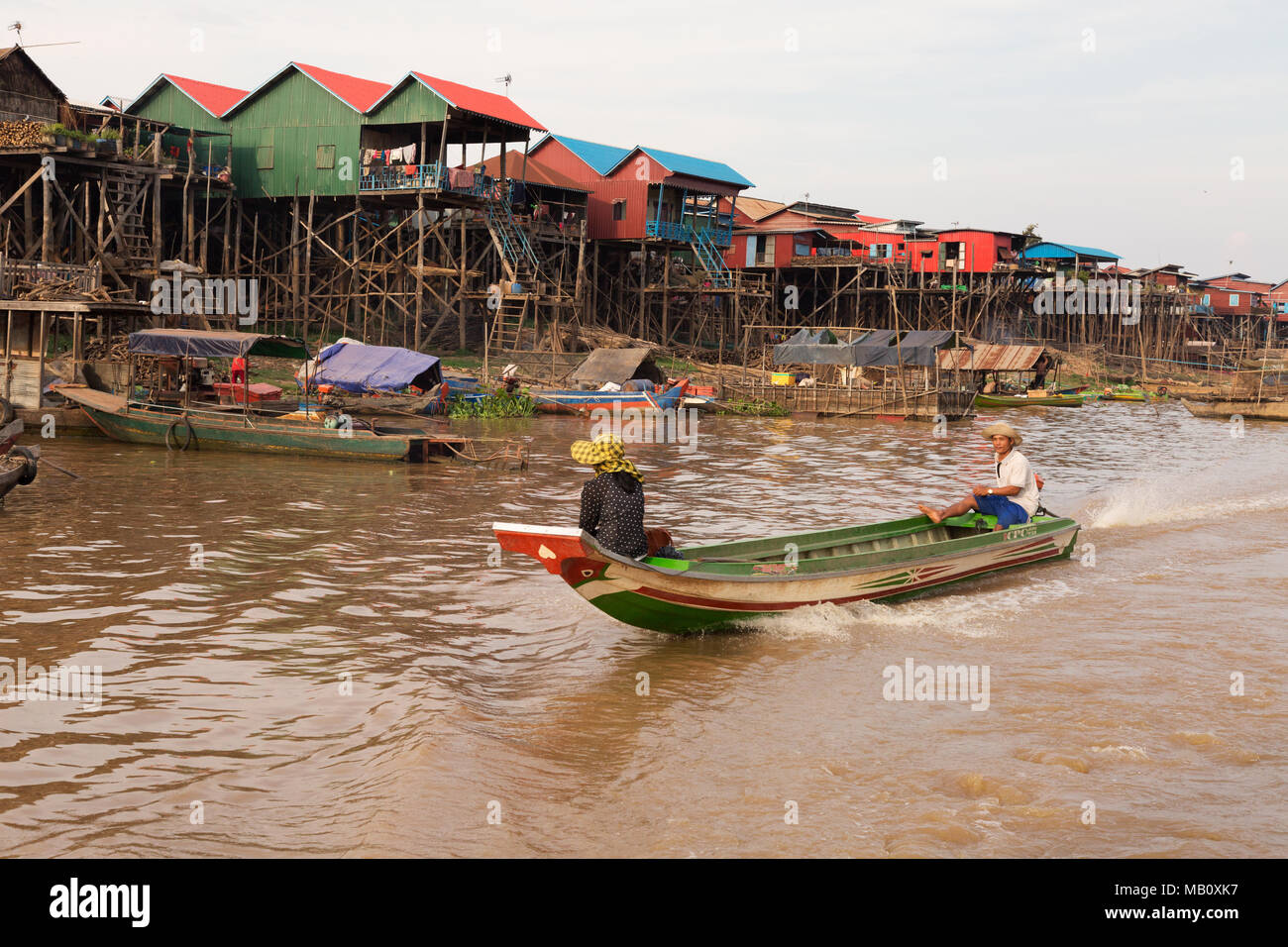 Un bateau local est passé dans un village sur pilotis, Kampong Khleang, Tonle Sap lac intérieur, le Cambodge, l'Asie Banque D'Images