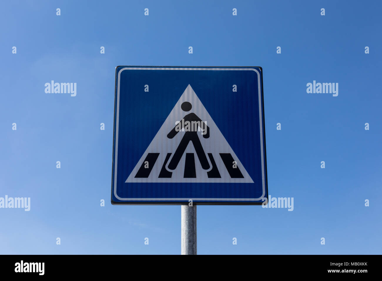 Passage pour piétons road sign against blue sky Banque D'Images