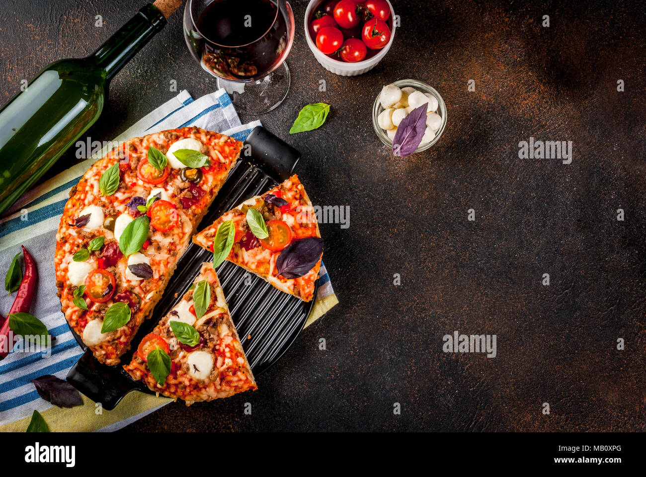 Pizza Italienne Et Vin Rouge Banque d