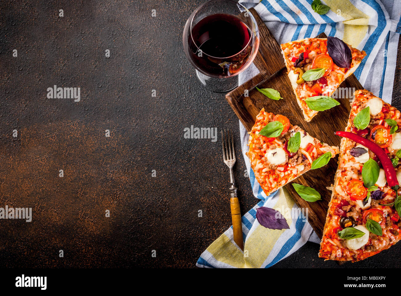 Pizza Italienne Et Vin Rouge Banque d